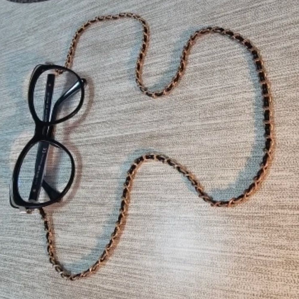 Pristine Leather/Metal Glasses Chain Holder